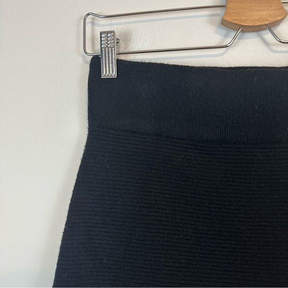 Tahari | Black Ribbed Knit Elastic Waist A-Line Sweater Skirt Size Medium - Picture 2 of 5